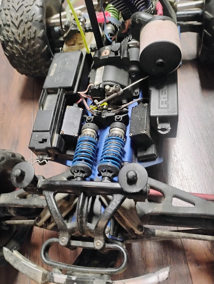 Traxxas Revo 3.3 4wd RTR NITRO Monster Truck - Image 4 of 4