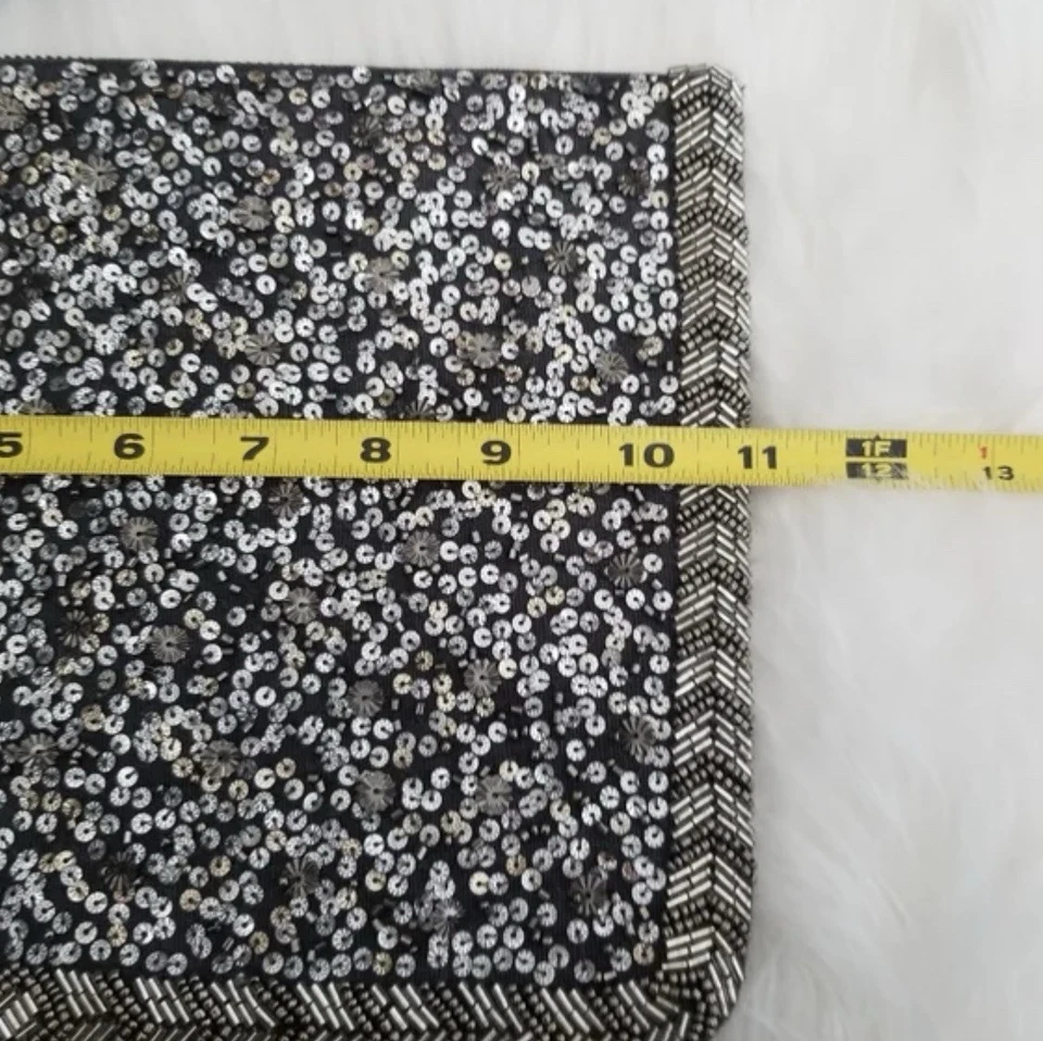 Bolsa de mão preta cinza prata lantejoulas zíper borla frisada brilho Mossimo NOVA - Imagem 2 de 4