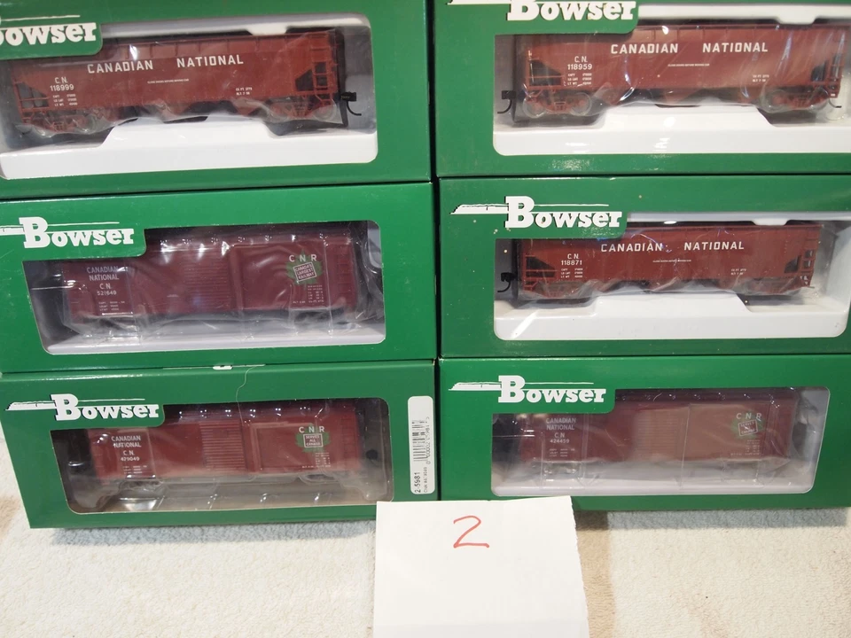 BOWSER  CANADIAN NATIONAL  3-70t OFFSET OPEN HOPPER, 3-DIFF 40ft. BOX CARS  CN2 - Image 2 of 4