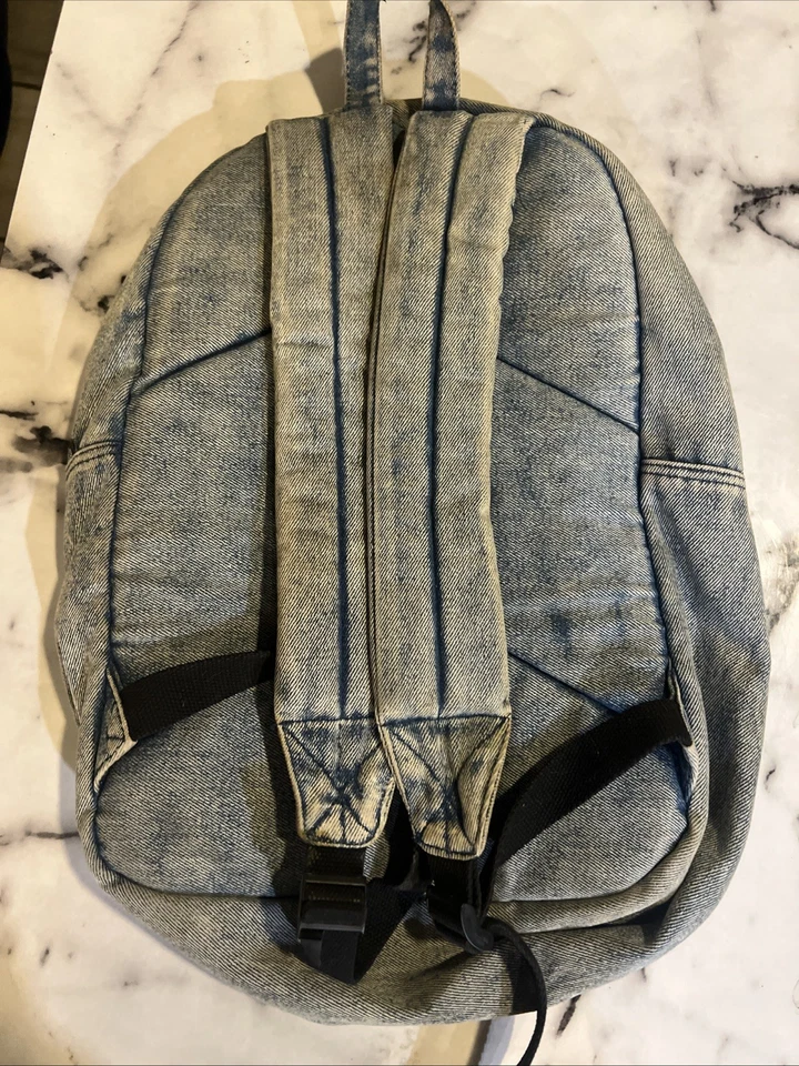 Mochila Hello Kitty Denim Lounge Fly correas ajustables Foto 2 de 4