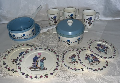 1978 HOLLY HOBBIE TEA SET Cups Plates Pot Pan 12 Pc PLAYSET  Vintage Plastic