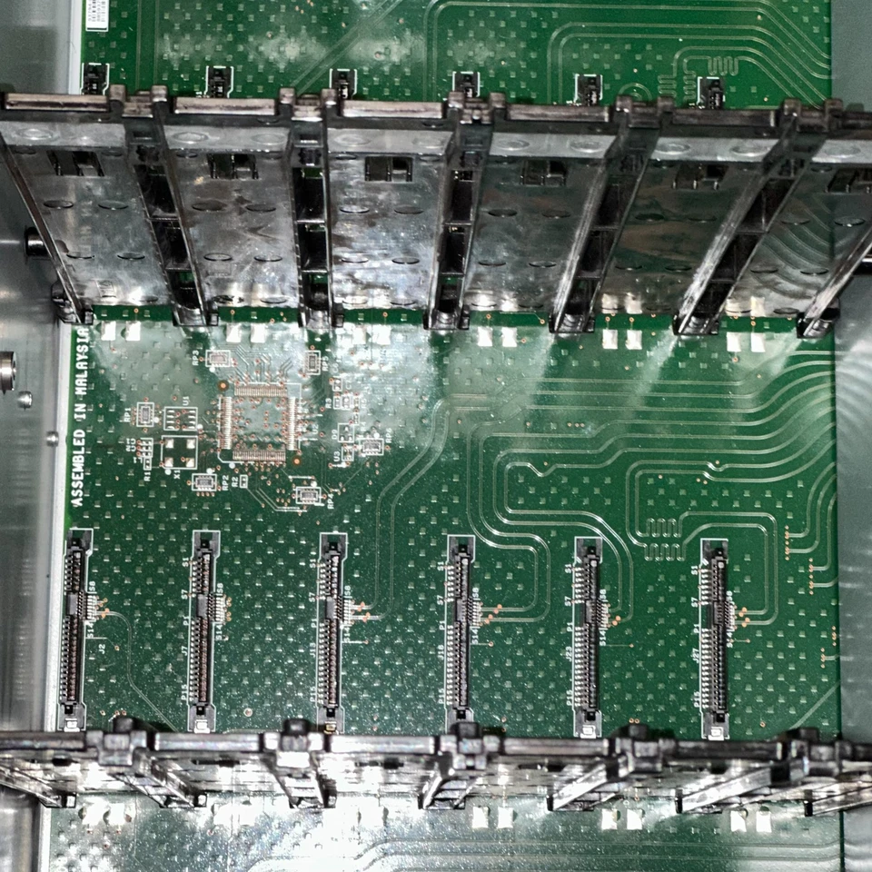 Arreglo de almacenamiento Dell EqualLogic PS6500 - 3 X FUENTE DE ALIMENTACIÓN, 2 X CM7 - Sin caddies de disco duro - Usado Foto 4 de 4