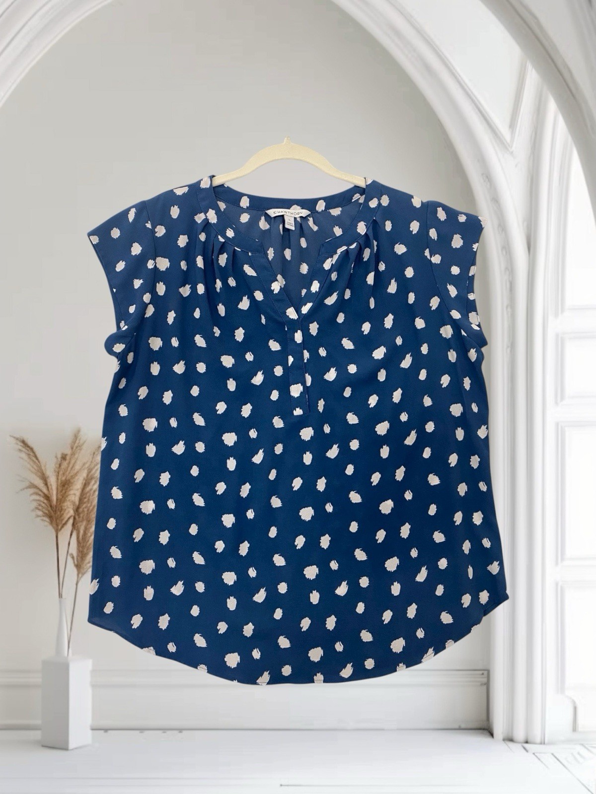 41 Hawthorn Women’s Split Neck Cap Sleeve Top Size Large Blue Geo Polka Dots