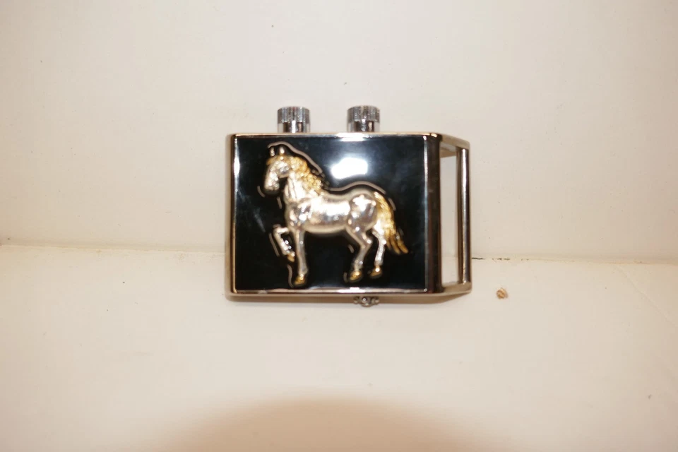 Hebilla de cinturón vintage Oddball con caballo plateado y dorado con 2 tinteros hechos en él. Foto 2 de 4