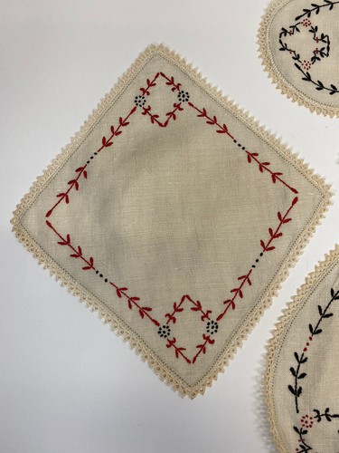 Vintage Embroidered Playing Card Suits Doilies Ace Club Diamond & Spade MCM EUC☆ - Picture 2 of 11