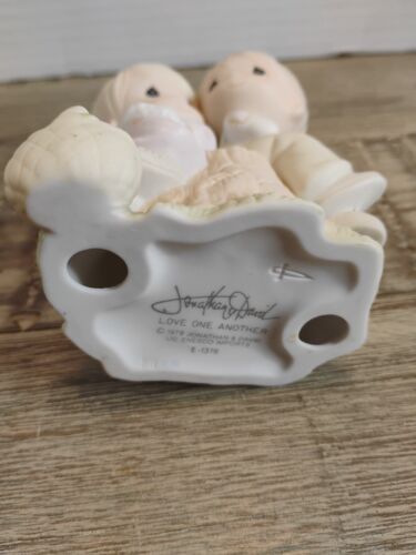 Precious Moments Love One Another 1978 #E-1376 Porcelain Figurine couple Enesco - Picture 5 of 7
