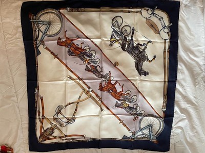 Foulard en soie silk scarf CÉLINE PARIS en parfait état.