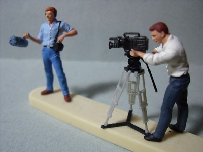 2 FIGURINES 1//43 SET 64 LE CAMERAMEN VROOM A PEINDRE UNPAINTED SPARK