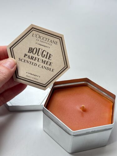 L'Occitane CINNAMON ORANGE Herbst Duftkerze Hexagon Dose 3,5oz NOS Rare Retired - Bild 2 von 3