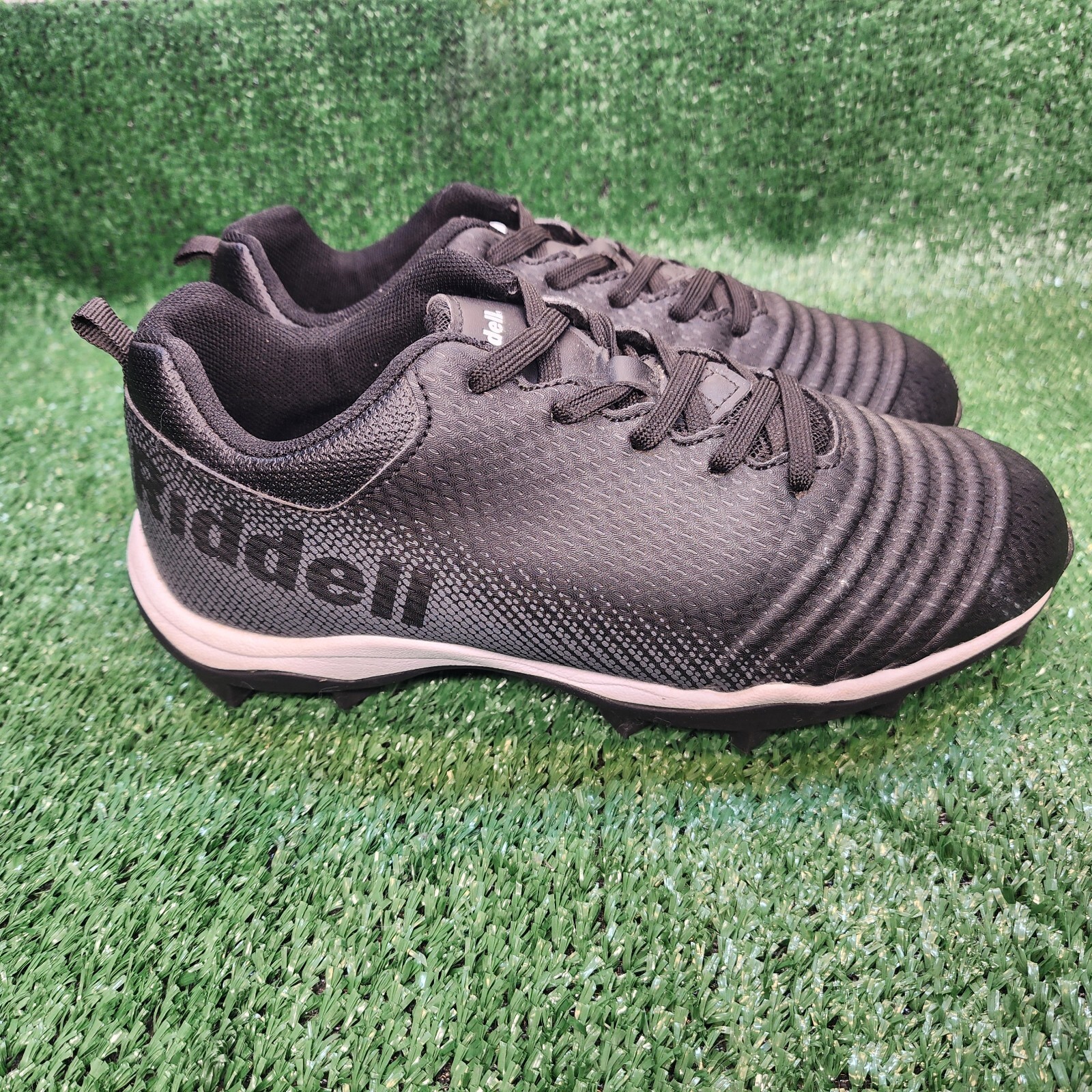 Riddell Edge Low Youth Size 4 Football Cleats Boys Black