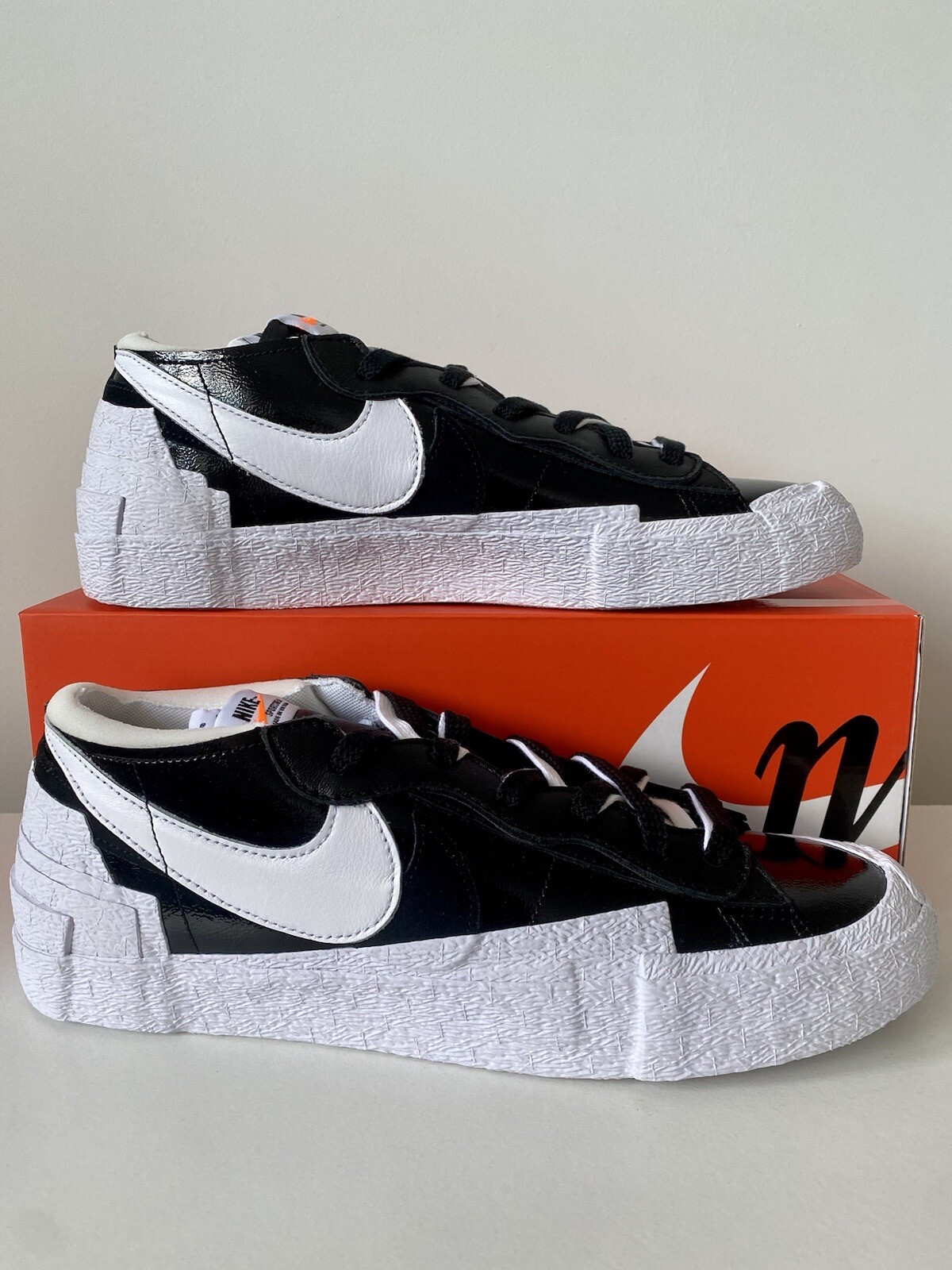 SACAI X NIKE Nike Blazer Low x sacai 'Patent Black' ? UK 9.5 NUOVO ? Spedizione il giorno successivo