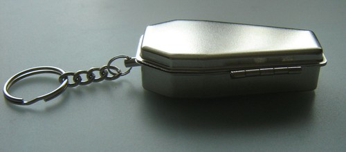 Coffin Shaped Mini Pocket Ashtray. Tinplate With Lid and Keychain - Picture 5 of 10