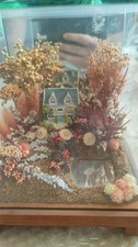 Mini Diorama in Vetro con Casetta, Laghetto e Fiori Secchi  Fatto a Mano 18x