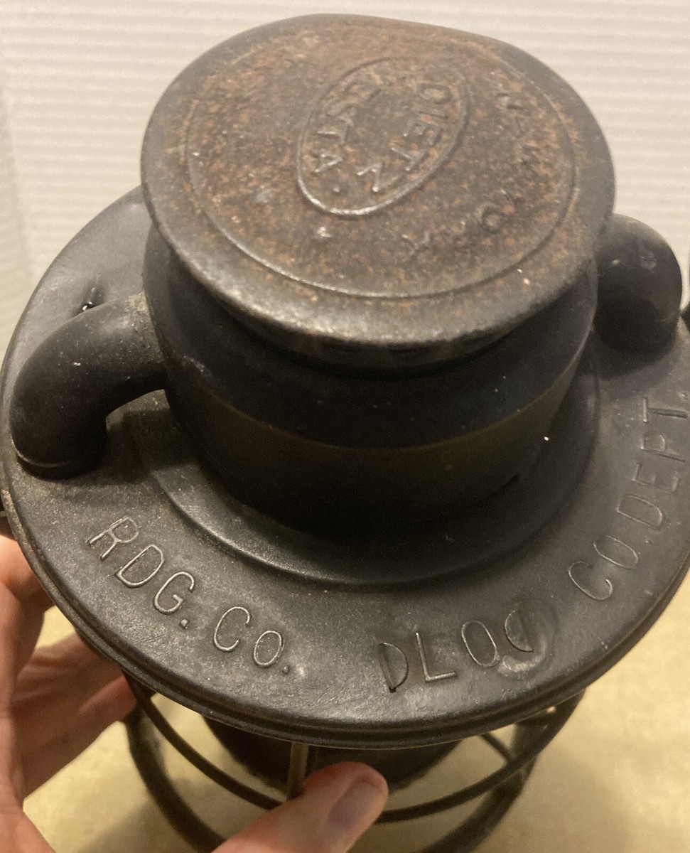 Antique Dietz Vesta Reading Co. Railroad Lantern Red Globe 