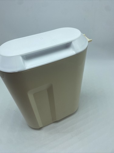 Rubbermaid 1 1/2 Quart Pitcher 0923 Slim Easy Grip Vintage Almond Base White Lid - Picture 18 of 18