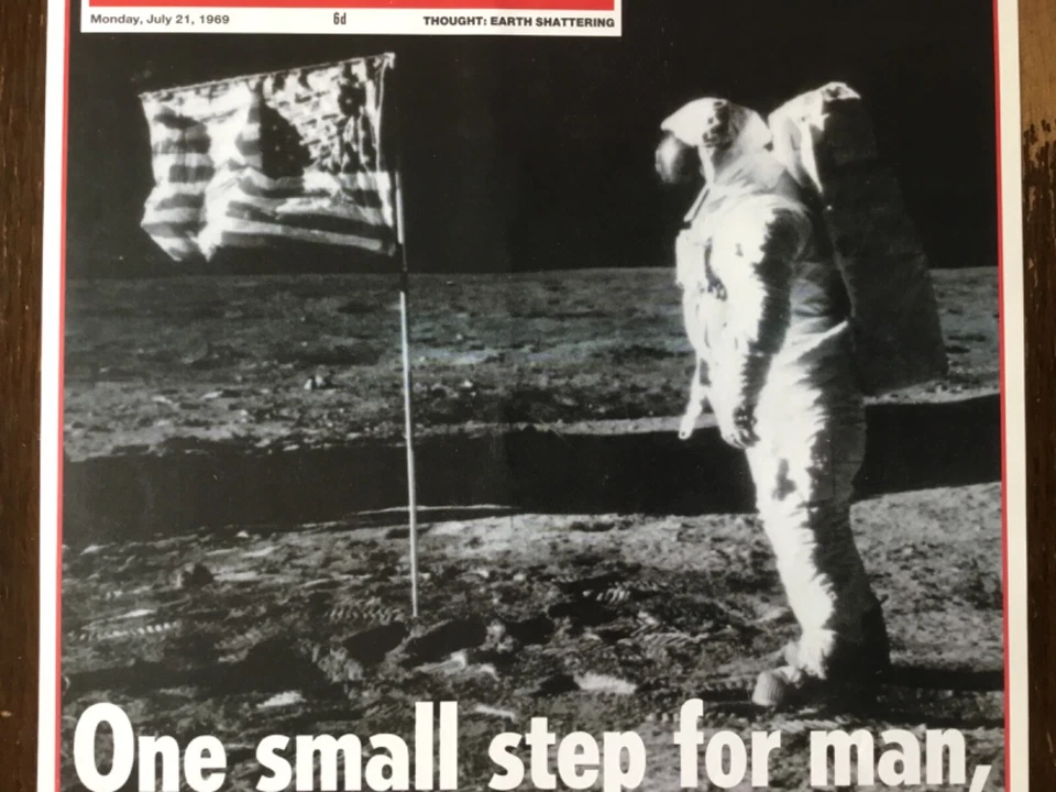 1969 POSTER/NEWSPAPER 1 PAGE : “1ST MAN ON THE MOON, ARMSTRONG’S FIRST WORDS” - Image 3 of 4