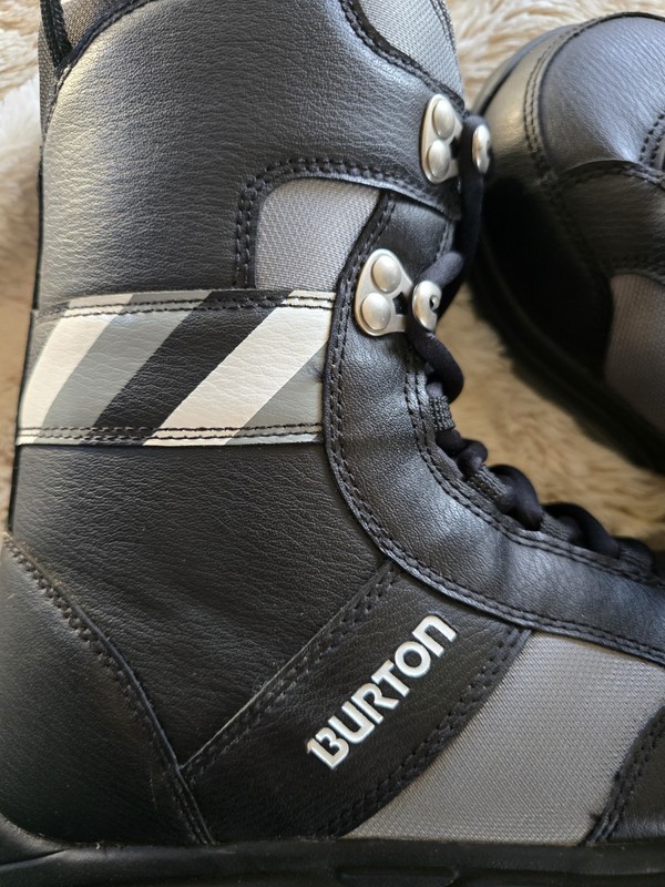 Boys Size 5 Burton Snowboarding Boots Blavk And Gray