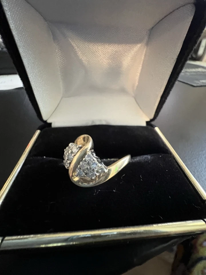 Banda de anillo de cóctel de oro amarillo de 14 k con onda triangular de diamantes Foto 3 de 4