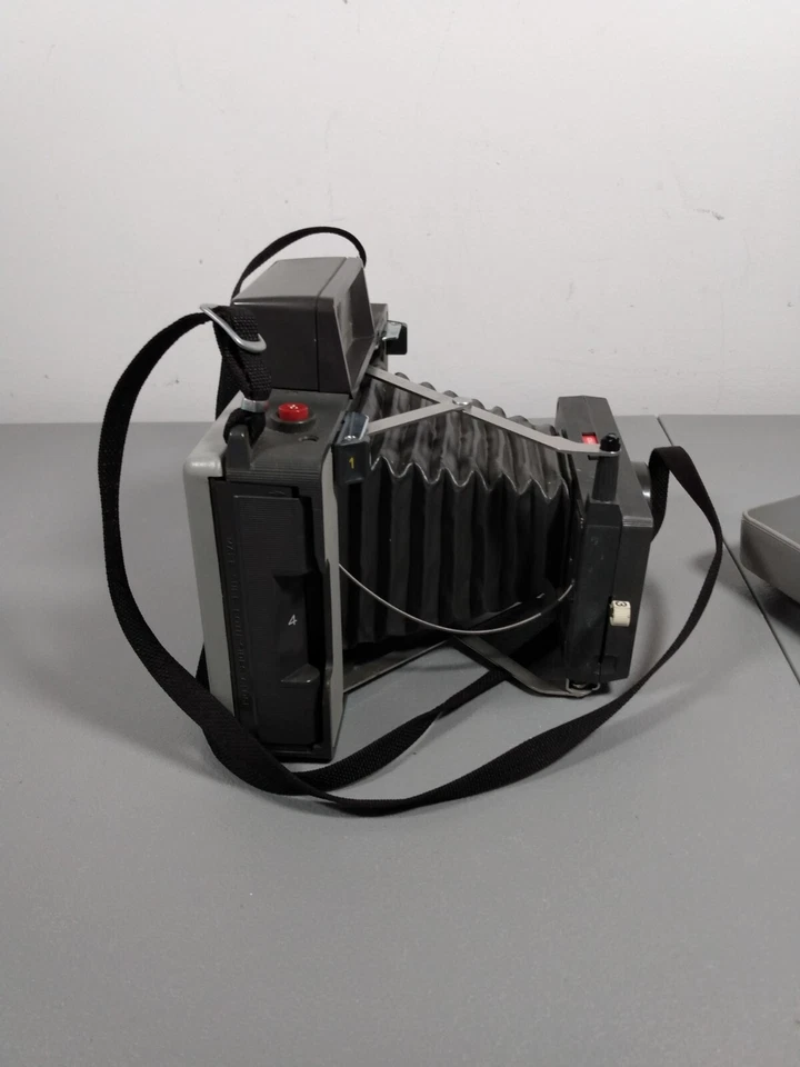 Cámara instantánea Polaroid Land automática 104 vintage PARA REPUESTOS O REPARACIÓN Foto 3 de 4