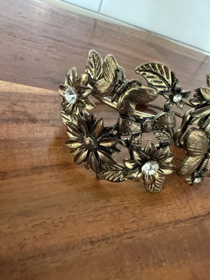 HERMOSO BRAZALETE CON BISAGRAS VINTAGE FLORAL/lazo color bronce estrás Foto 2 de 4