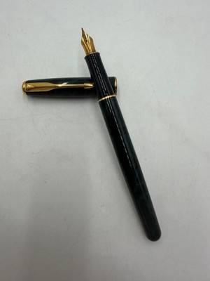 Parker Sonnet Fountain Pen Green - Classic Writing Instrument, Elegant