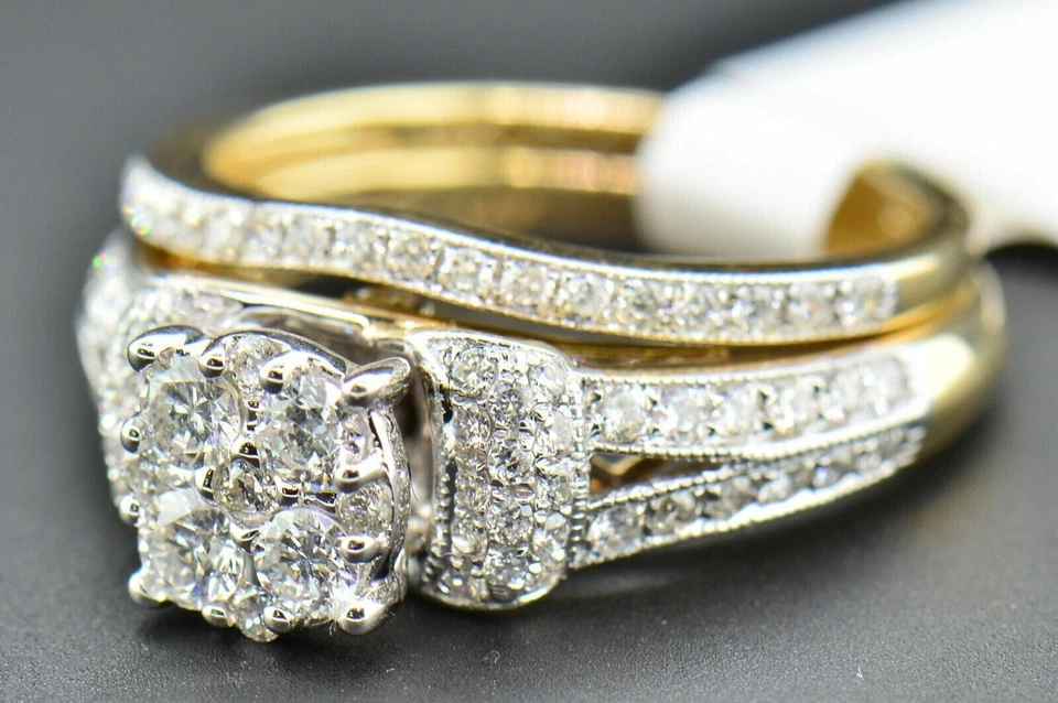 Anillo de compromiso y alianza de boda Tester Pass moissanita chapada en oro amarillo de 14K Foto 4 de 4