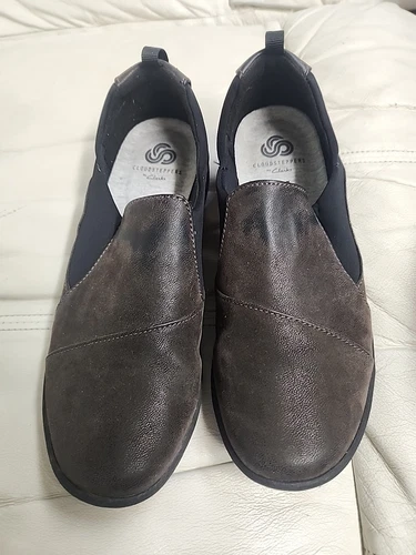 Clarks Cloudsteppers mocassini morbidi ammortizzati scarpe da donna marrone taglia 6M