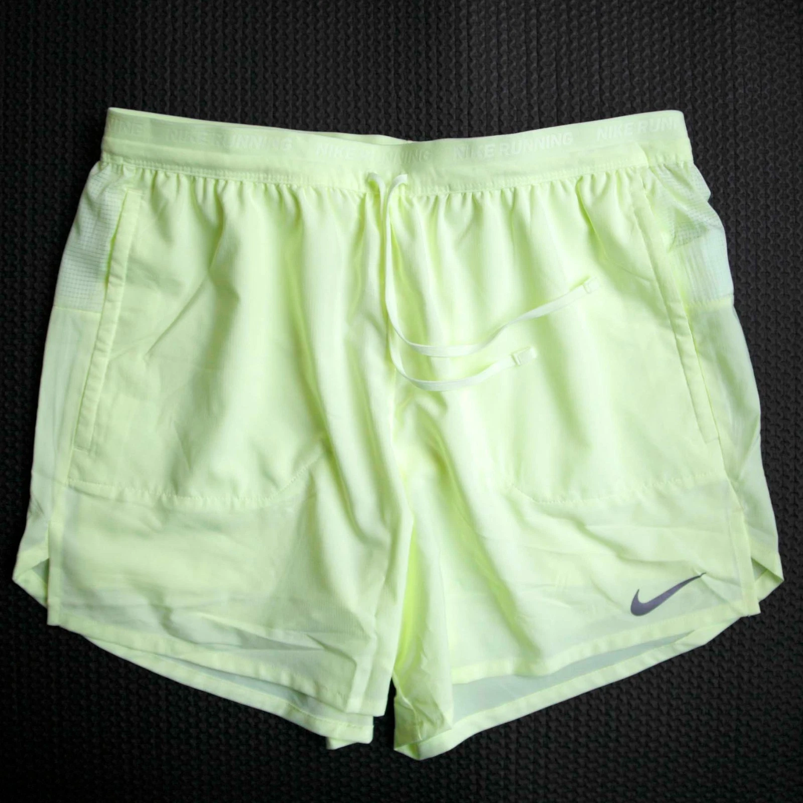 Nike Stride Dri-FIT Men's 5" 2-in-1 Running Shorts Barely Volt Ice FN2992-701
Opens in a new window