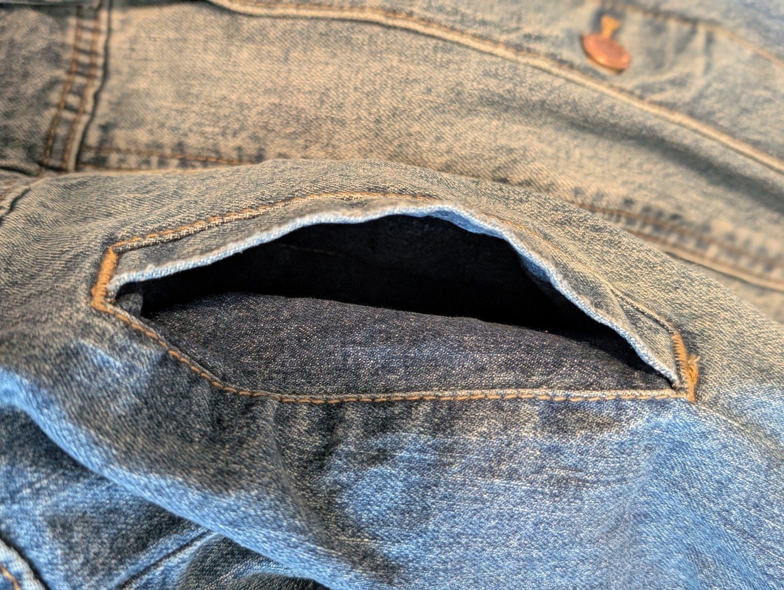 Universal Thread Button Front Medium Wash Jean Co… - image 9