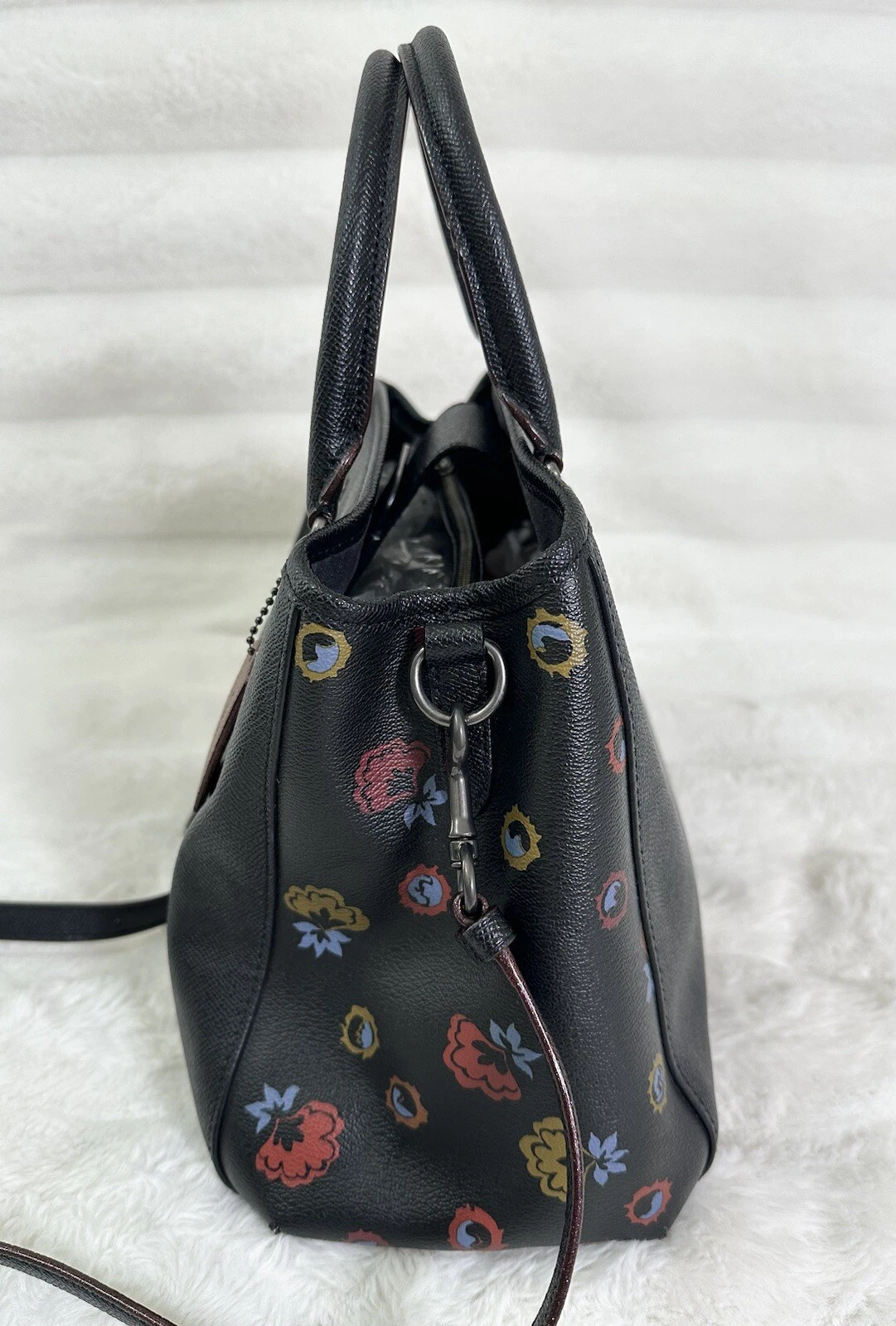 Coach F24374 Margot Carryall in pelle nera con stampa floreale us intime ottimeioni