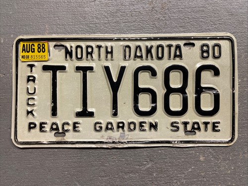 VINTAGE 1980 NORTH DAKOTA LICENSE PLATE PEACE GARDEN STATE TIY686 TRUCK 1988
