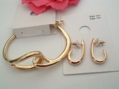 Classic Bijoux Goldtone Bracelet and Pierced Earring Set New w Tag