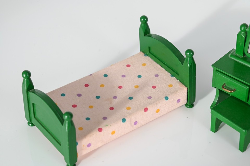 Sylvanian bedroom furniture. bed & dressing table Green vintage Calico