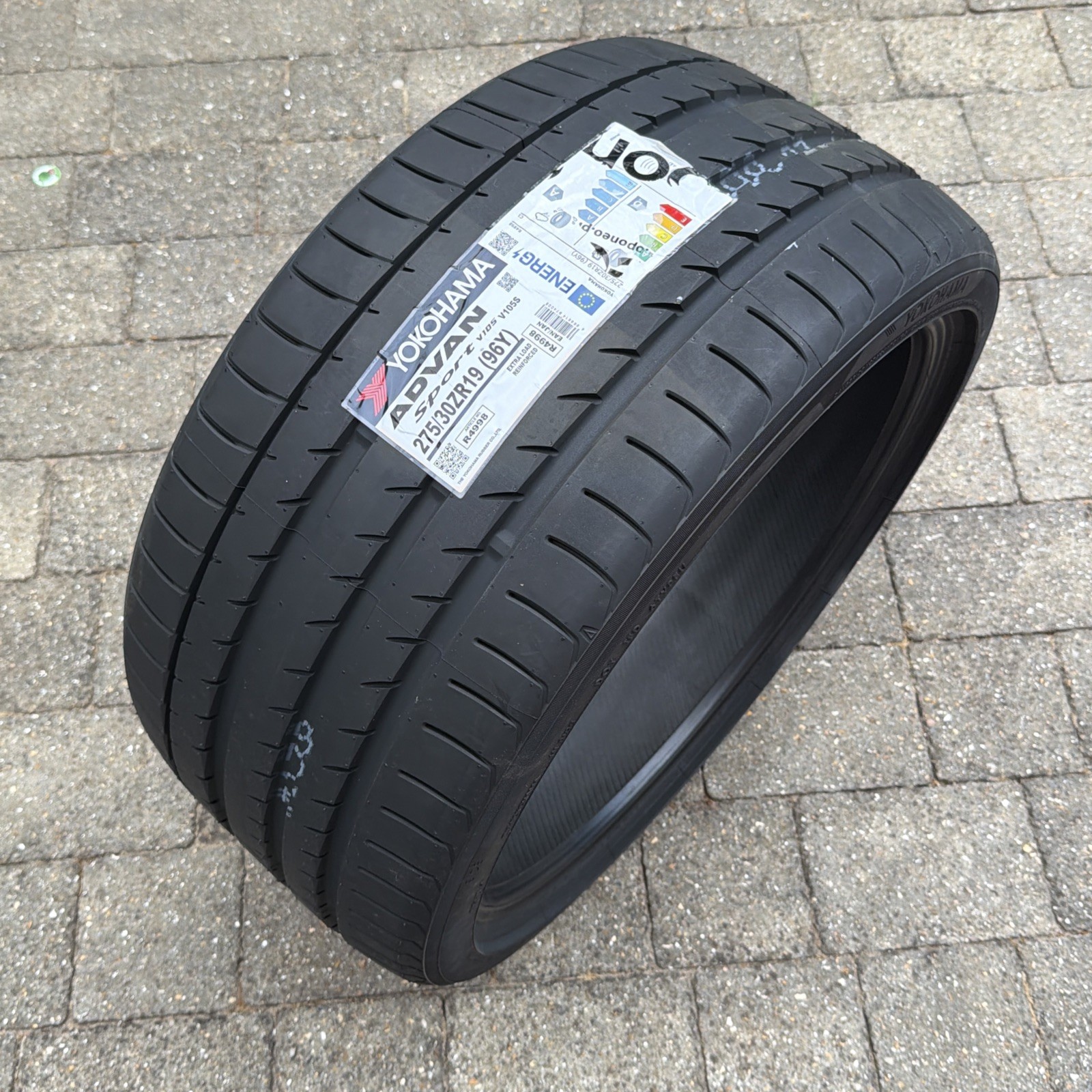 Yokohama Advan Sport V105S ( 275/30 ZR19 (96Y) XL ) - Image 2