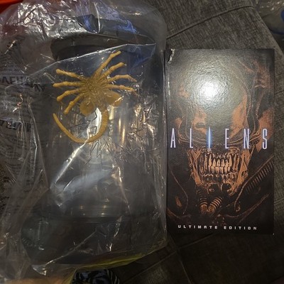 NECA - Alien Ultimate Warrior, Brown - New & Sealed With Weyland Popcorn bucket
