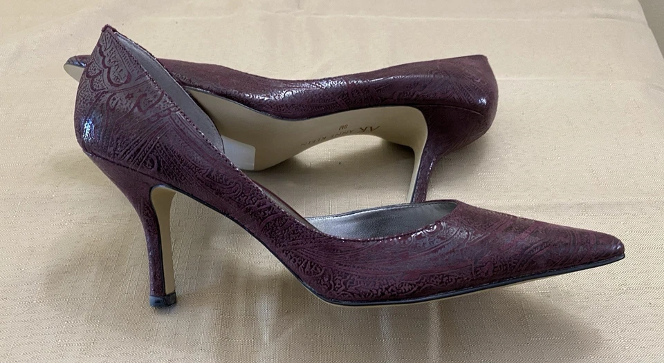 Zapatos de tacón de aguja Anne Klein rojo borgoña cachemira floral cuero en relieve 8  Foto 3 de 4