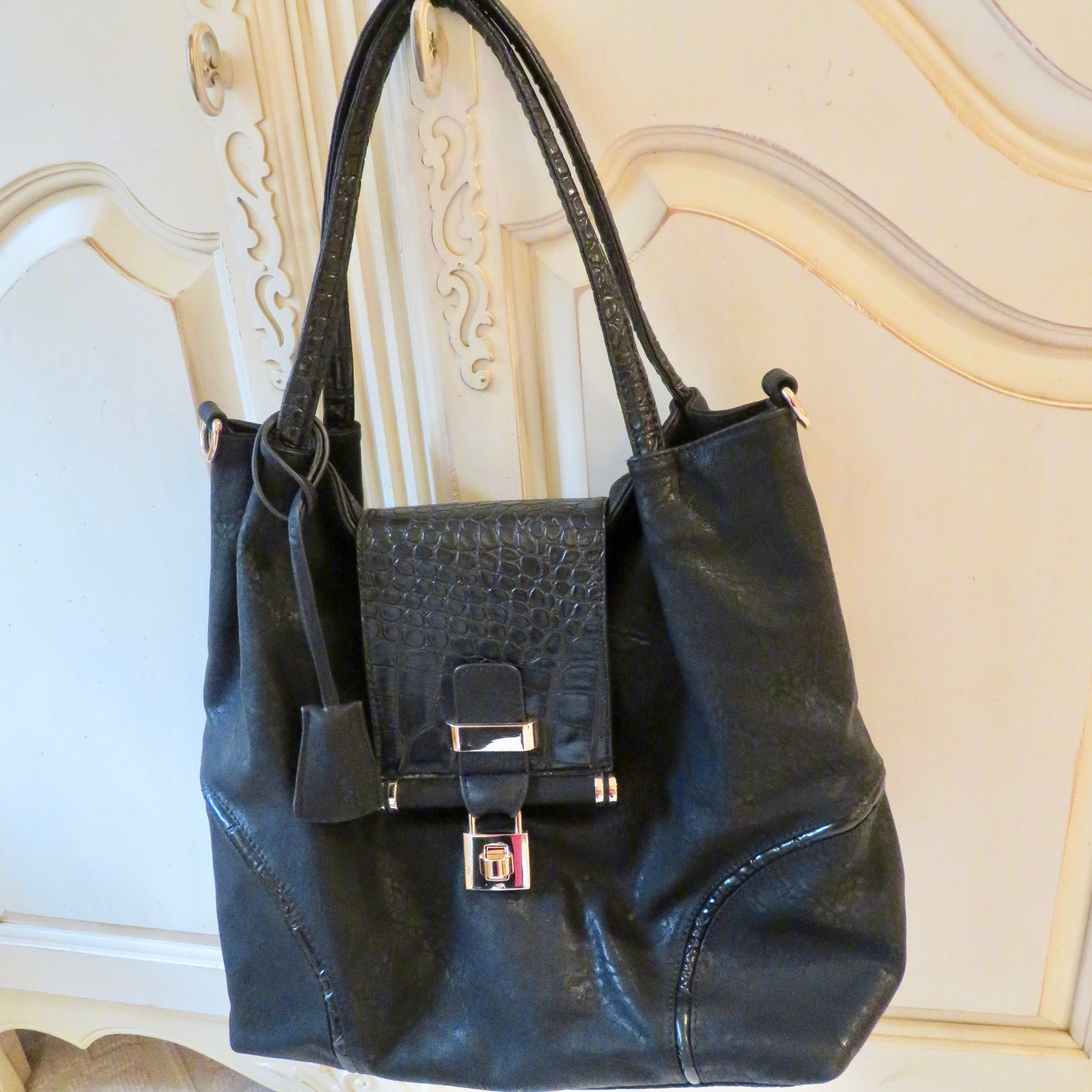 NWOT BLACK VEGAN LEATHER LOCKABLE HANDBAG/PURSE/HOBO/TOTE/LONG SHOULDER