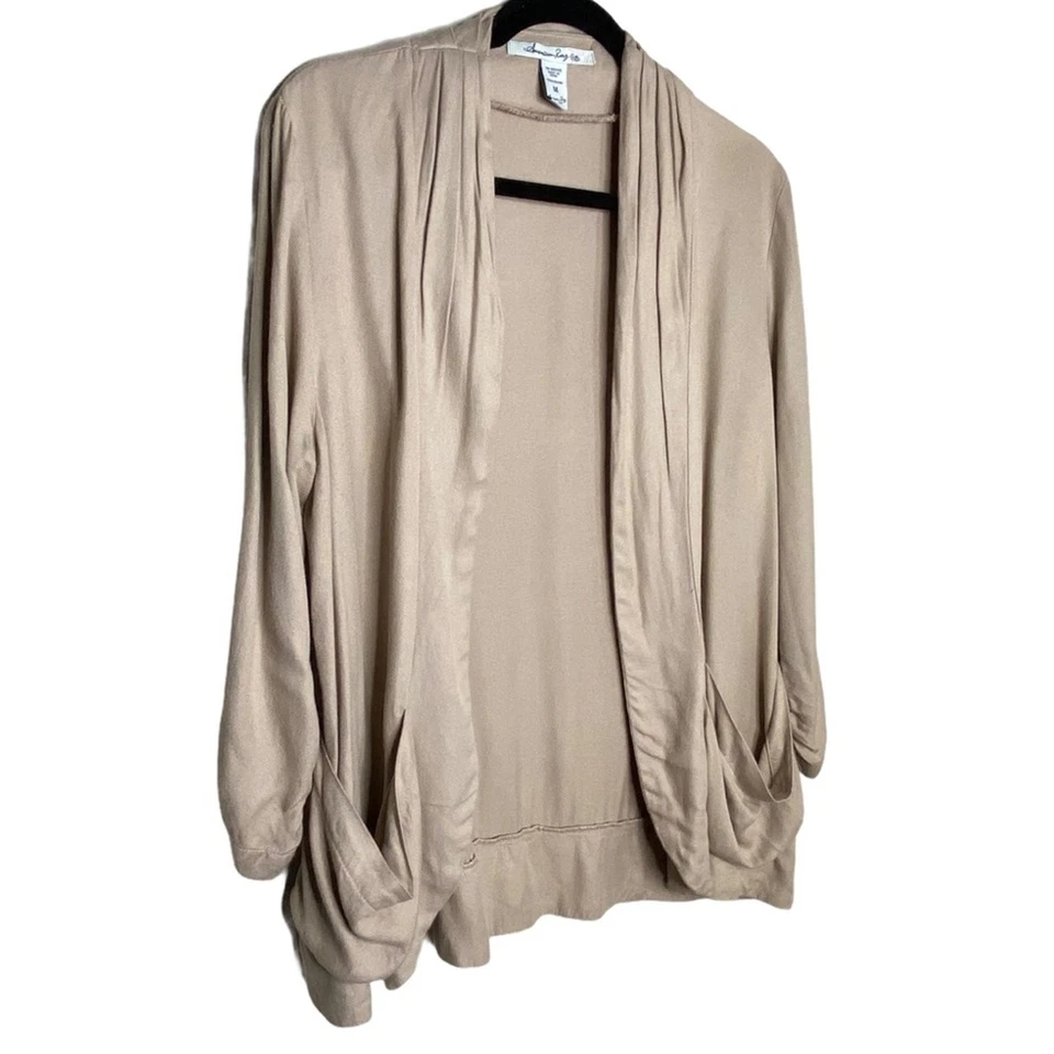 Cárdigan informal American Rag tostado drapeado frente abierto Foto 3 de 4