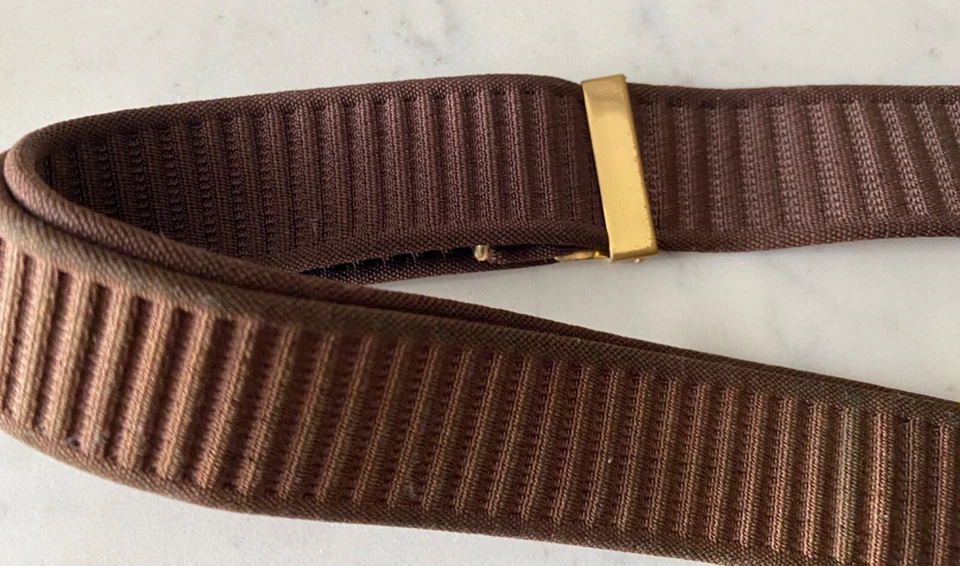 Cinturón vintage retro de tela tejida marrón 1960-1970. Hebilla de metal de latón de 1" de ancho Foto 4 de 4