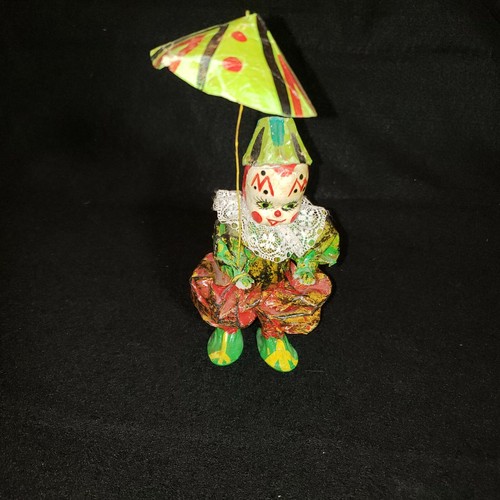 Paraguas vintage de arte popular mexicano de papel maché payaso sosteniendo zapatos de paz - Imagen 3 de 8