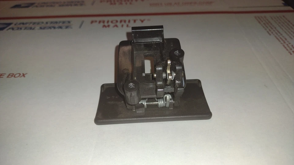 Chevy Colorado/GMC Canyon Hummer H3 2004-12 guantera/pestillo de guantera Foto 3 de 4