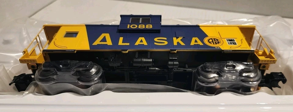 Atlas O Scale Extended Vision Caboose Alaska Railroad #1088 - Image 2 of 4