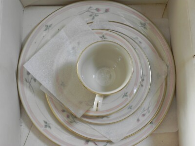 Lenox Fine Bone China Rose Manor Metropolitan 5-piece Place Setting Blue Box