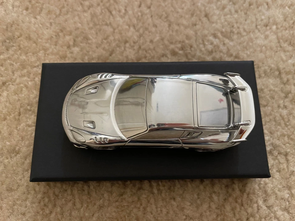 正品保时捷 718 Cayman GT4 RS 铝铬合金车型比例 1: 43 镇纸 — 第 3/4 张图片