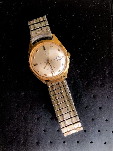 TIMEX 21:  WATER RESISTANT 21 JEWELS. DUST RESISTANT. WATER RESISTANT.