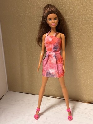 Brünette Barbie Puppe (Preloved) Minikleid, Schuhe & Adoptionszertifikat