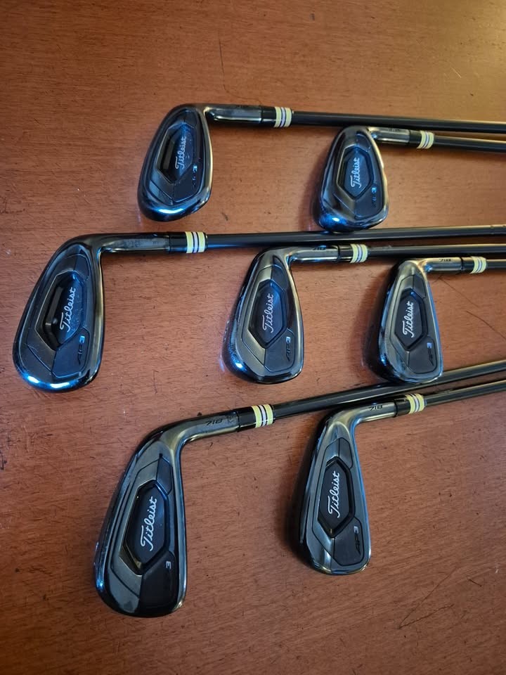 Fers De Golf Titleist 718 AP3 5-PWAW - Acier AMT Noir R300 - Poignées Medium - Bon état D'occasion