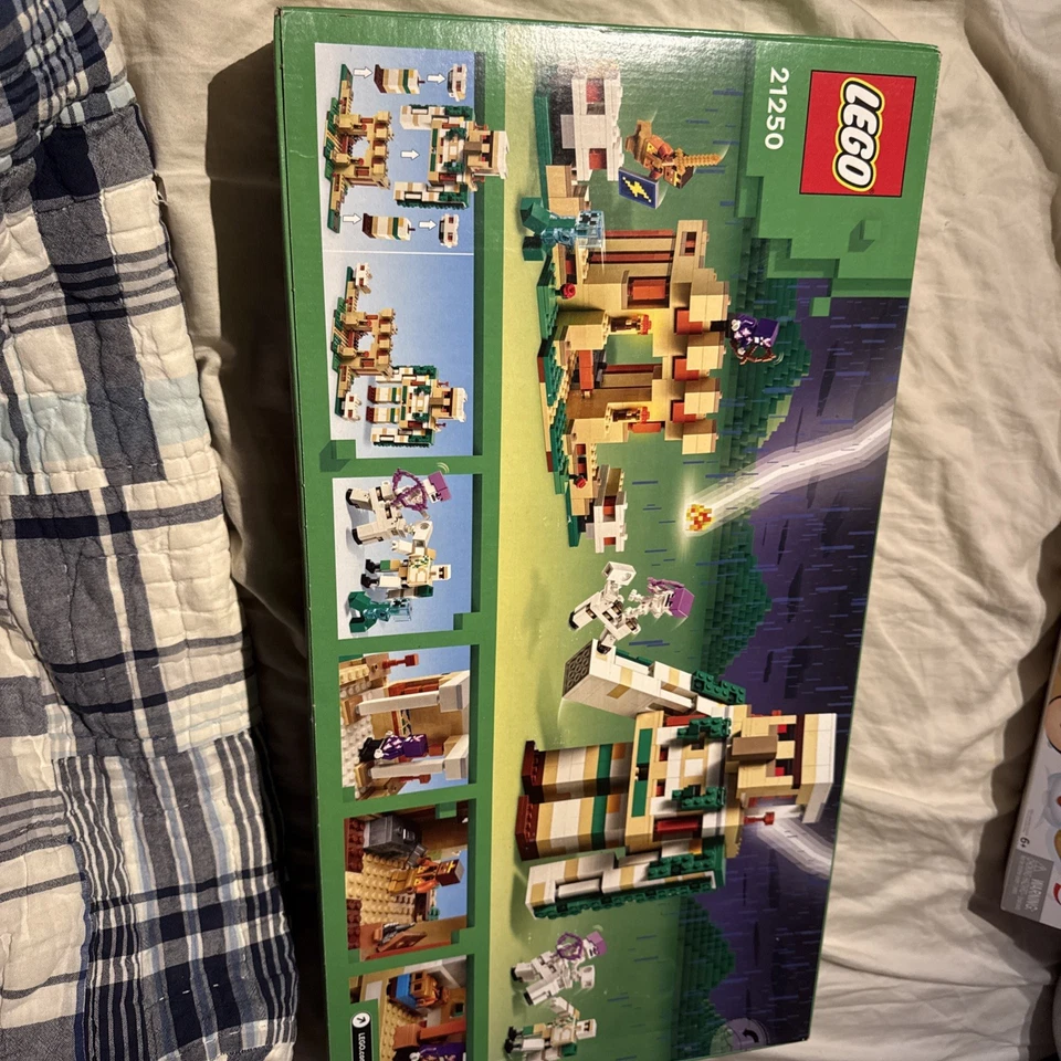 LEGO Minecraft: The Iron Golem Fortress (21250) - Image 2 of 4