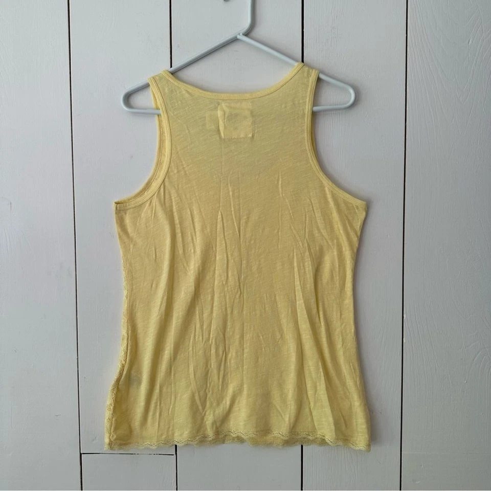 Camiseta sin mangas estilo Y2K de encaje talla M coqueta de encaje floral amarillo mantequilla pastel Foto 2 de 4