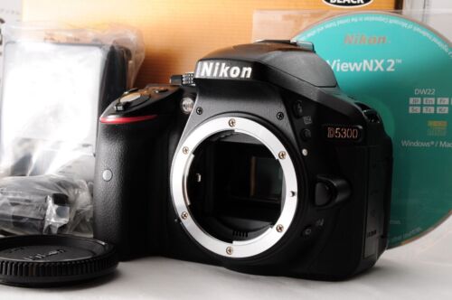 Fotocamera reflex digitale Nikon D5300 MENTA da 24,2 MP corpo nero con... - Foto 1 di 24